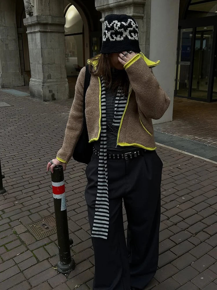 Veste cardigan courte en maille Teddy bicolor avec zip