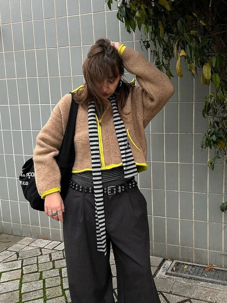 Veste cardigan courte en maille Teddy bicolor avec zip