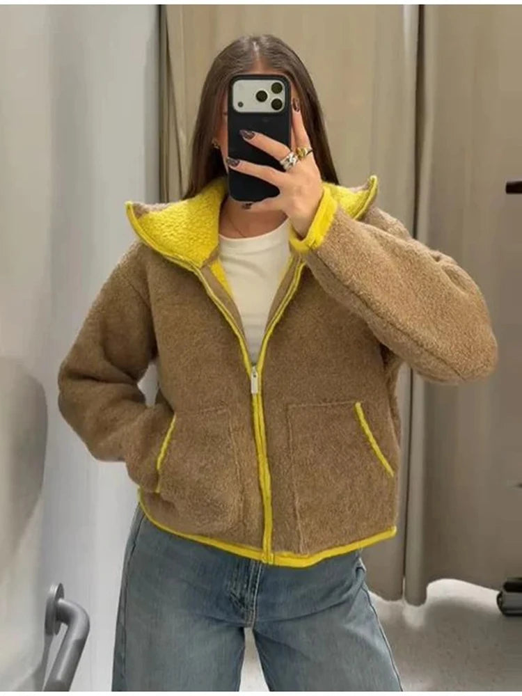 Veste cardigan courte en maille Teddy bicolor avec zip